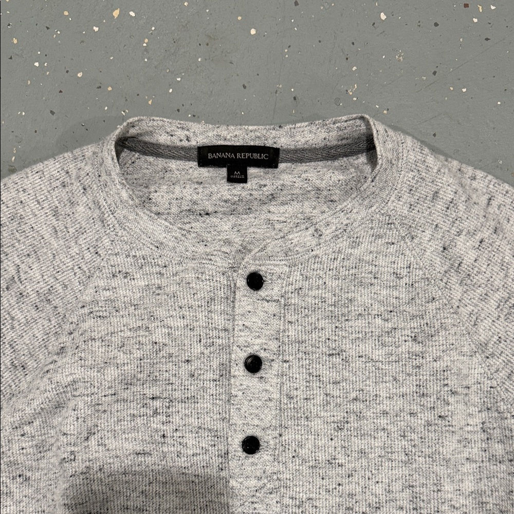 Banana Republic Heather Gray Long Sleeve Henley - Picture 3 of 5